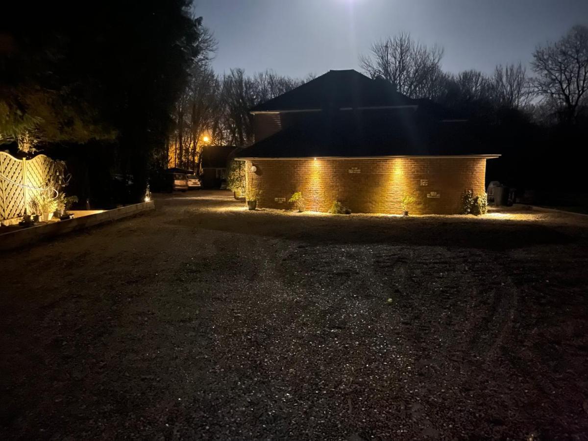 Da Vinci Guest House & Guest Parking, A Real Gem Crawley  Eksteriør bilde