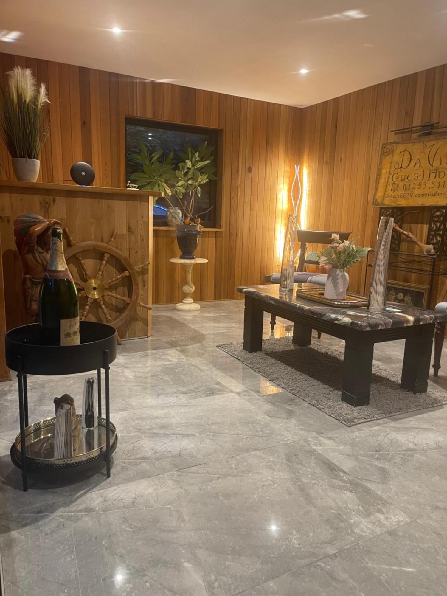 Da Vinci Guest House & Guest Parking, A Real Gem Crawley  Eksteriør bilde